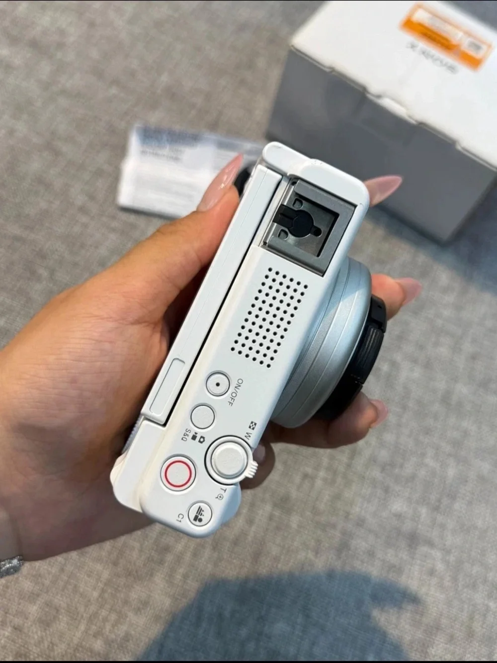 ACCEPTS OFFERS Sony ZV-1F 20.1MP Vlog Camera (White）